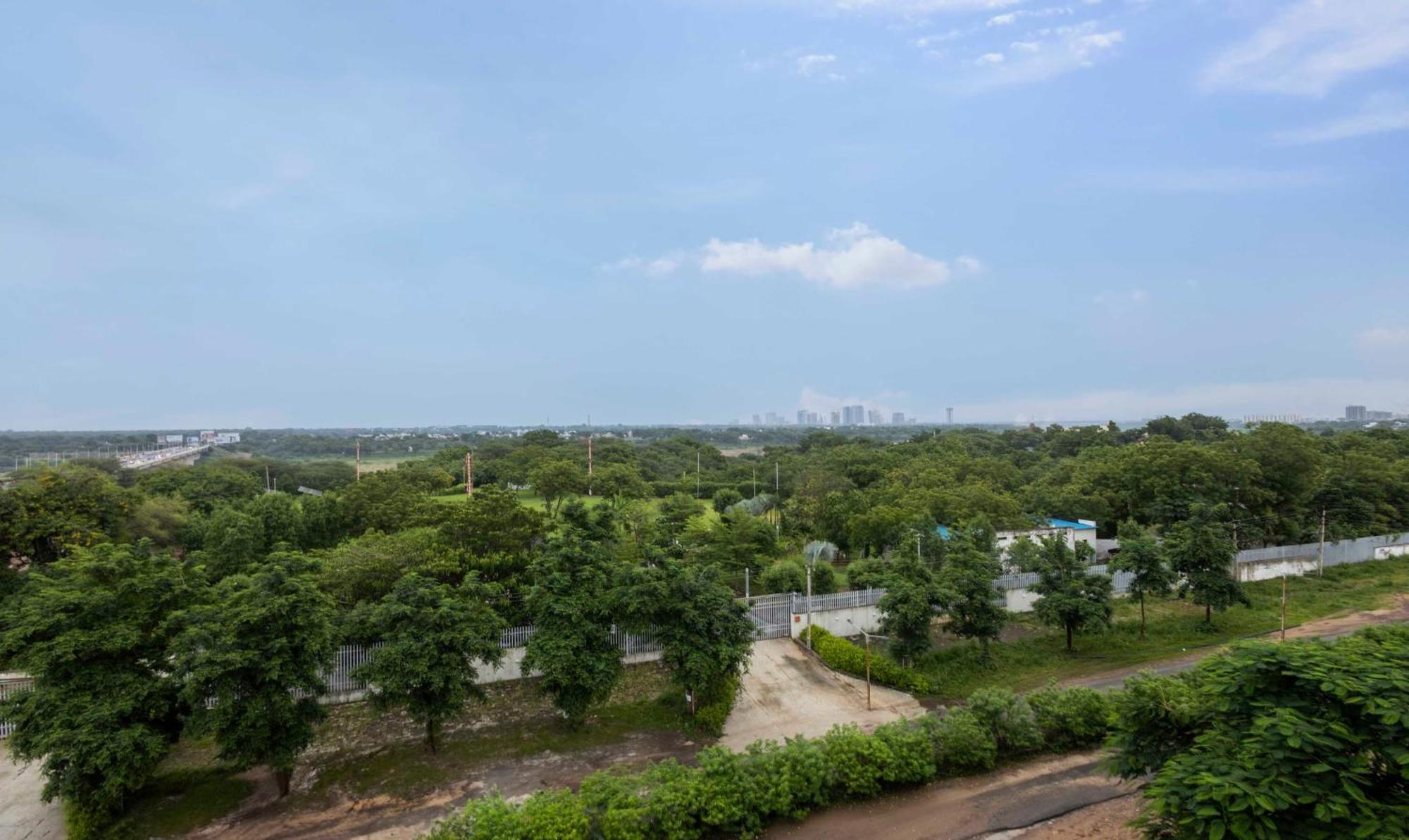 Treebo Blue Moon Hotell Gandhinagar Exteriör bild