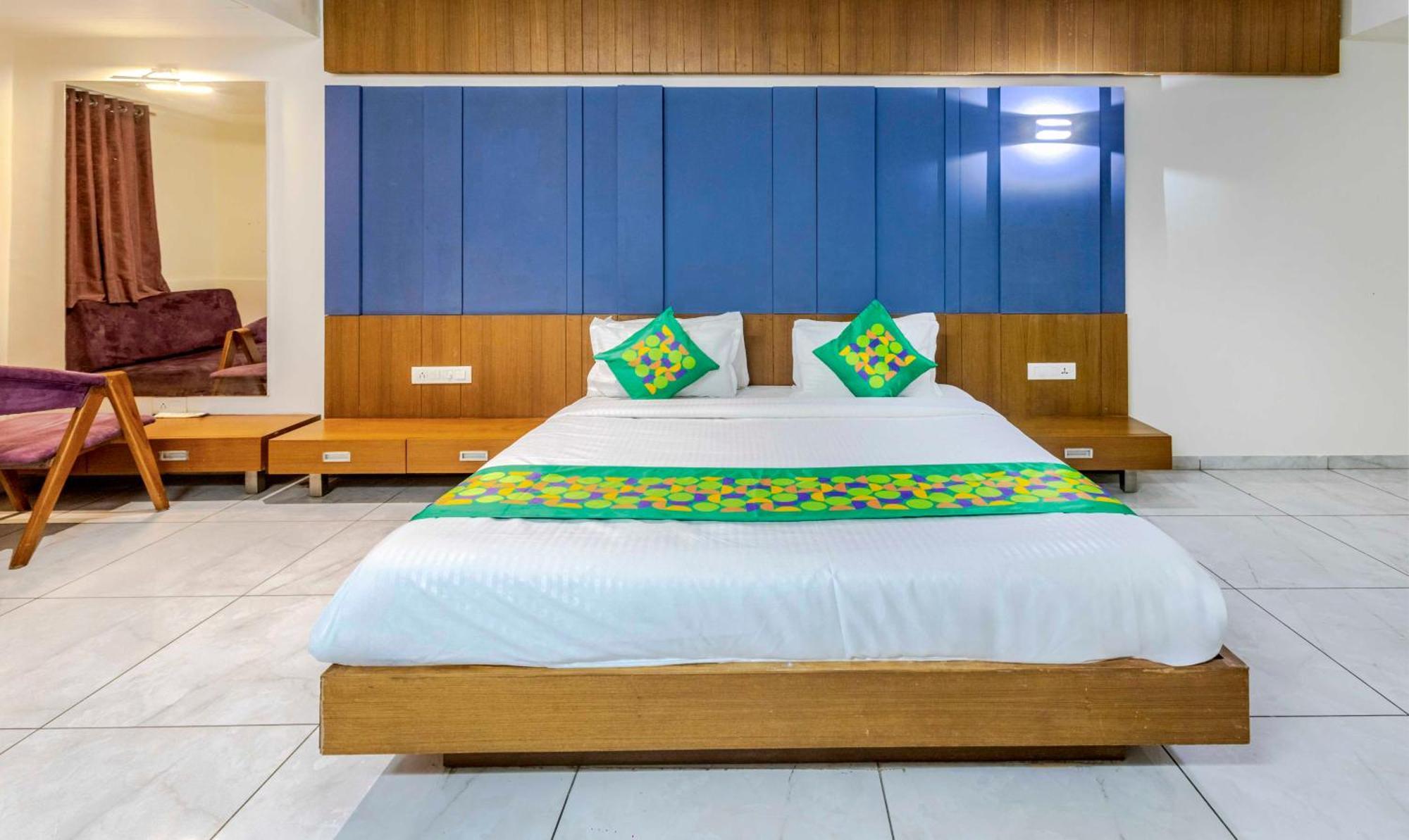 Treebo Blue Moon Hotell Gandhinagar Exteriör bild